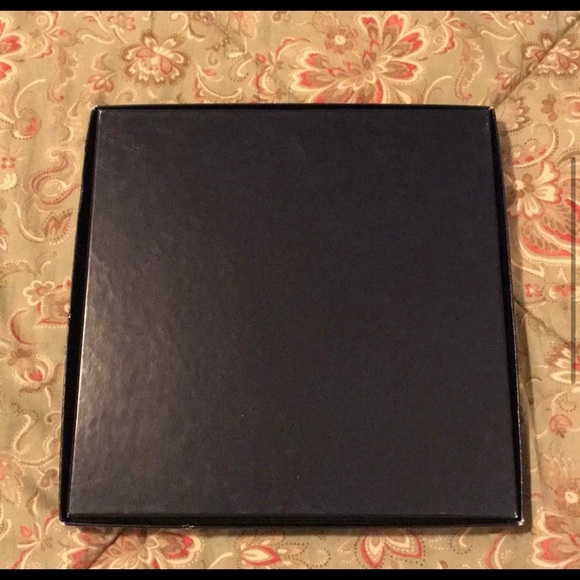 Vineyard Vines Empty Box - Picture 4 of 4